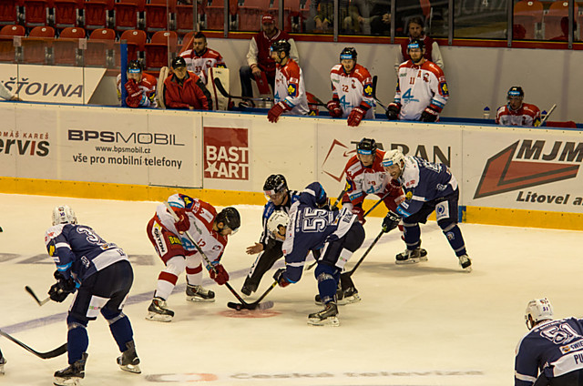 Mora zdolala Plzeň 3:2. Na buly Jan Knotek proti Mário Bližňákovi.