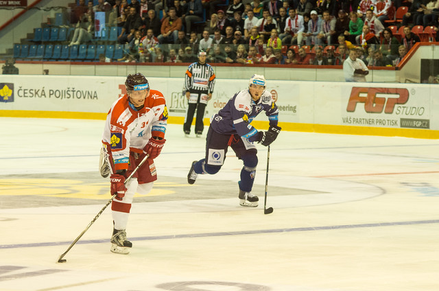 Odchovanec třebíčského hokeje Marek Laš při střeleckém pokusu.