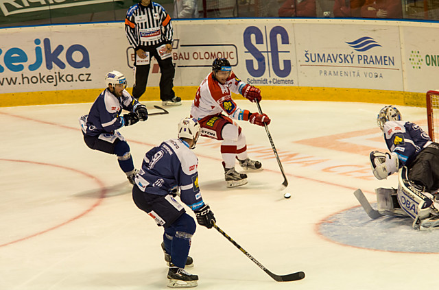 Marek Laš v šanci v první třetině, při které objel kolem mantinelu a  beka Půlpána, ale nevyzrál na Machovského.