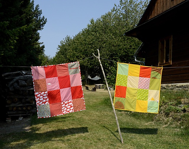 Piknikové deky z dílny Jany Grešákové jsou inspirovány různými státy. Tyto dvě například Ukrajinou a Makedonií.  