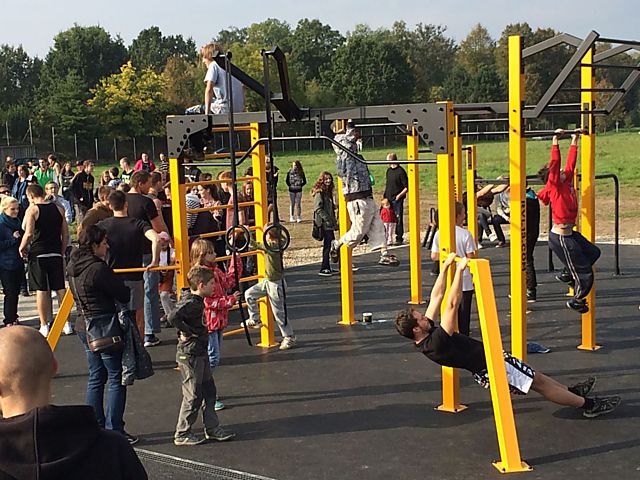 Streert work sportoviště funguje jako venkovní posilovna, která využívá váhy vlastního těla.