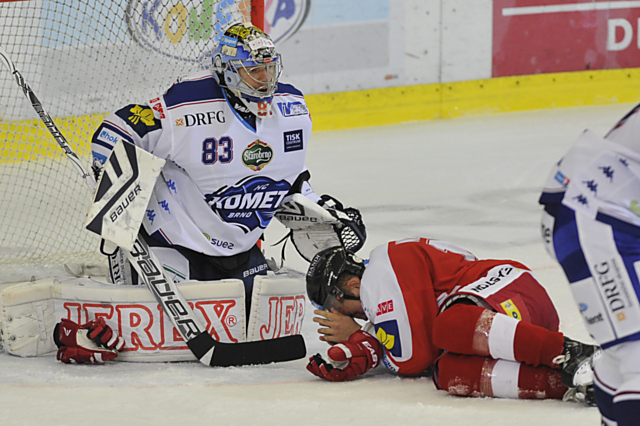 V utkání v Brně se bohužel zranil Tomáš Mikúš, který inkasoval tvrdou ránu kotoučem a má zlomený nos.