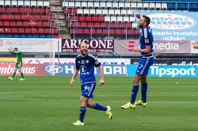 Michal Ordoš se raduje z gólu proti Zlínu i s Romanem Hubníkem. Bohužel Sigma tři body v nováčkovském derby neuhrála.