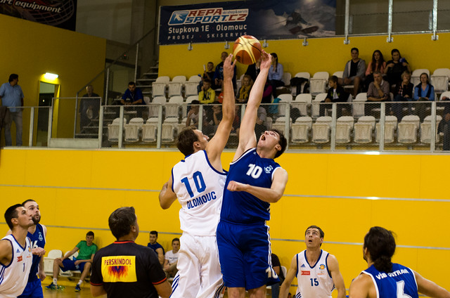 Rozskok. Souboj pivotů a desítek dopadl v utkání lépe pro olomouckou, Jakub Sedlák se radoval z výhry Olomouce 66:52.