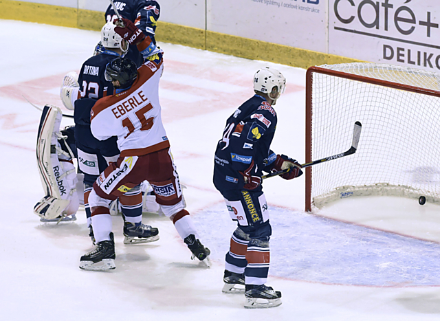 Jan Eberle se raduje z gólu Jiřího Řípy.