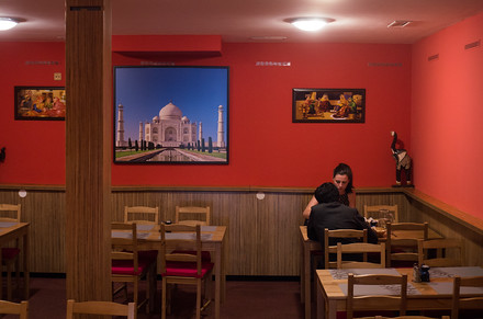 Restaurace je spíše strohá, Indii připomíná pouze pár plakátů. 