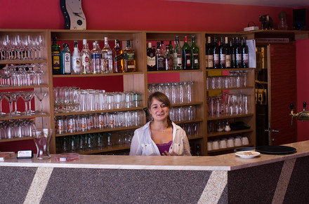 Zatímco kuchyni ovládají Indové, bar má na starosti vždy česky mluvící personál.