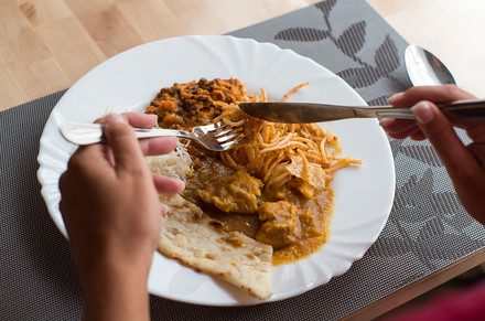 Na nás čekala rajčatová polévka, Achari Aloo (brambory s kořením), indické nudle s cibulí, chilli a zelím,
Dal Amritsari (čočka s koriandrem) a  kuře s cibulí s rýží basmati a plackou naan