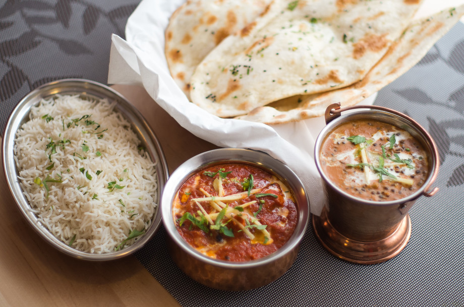 Co nám indický kuchař doporučil k obědu? Ochutnali jsme pochoutku Chicken Tikka Masala z tandoor pece nebo vegetariánský pokrm z čočky Dal Makhni. Příloha byla volena klasicky - rýže a placka naan.