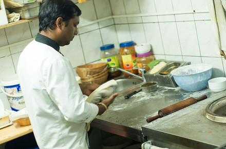Kuchaři si vše připravují sami - nejen pokrmy, ale i pečivo.