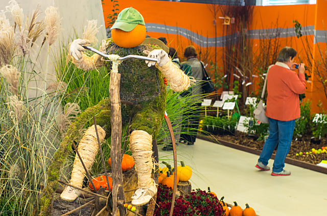 Podzimní Flora zve na projížďku zahradami, kolo je zde všudypřítomné.