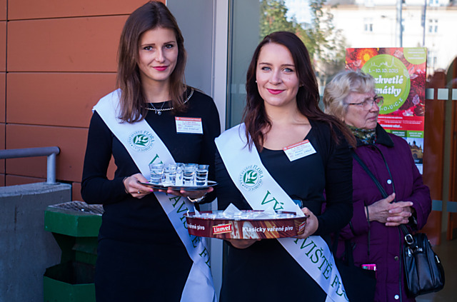 Otvírání bran podzimní Flory trochu v netradičním duchu - místo šampaňského ovocná pálenka.