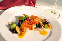 Zážitková restaurace Atmosphere se specializuje především na středomořskou kuchyni. Grilované krevety s pastyňákovým pyré můžeme vřele doporučit.