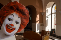 Klaun se směje dál, i když restaurace McDonald´s na Horním náměstí koncem září definitivně zavřela.
