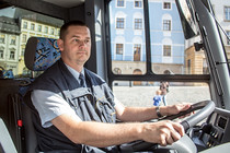 V půlce září vyjel do olomouckých ulic na zkoušku zvláštní autobus. V jeho útrobách se totiž neukrývá spalovací, ale elektrický motor. Pokud se osvědčí, mohly by se elektrobusy stát součástí vozového parku olomouckého dopravního podniku. 