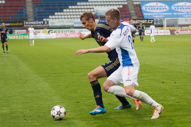 Tomáš Chorý v souboji s Janem Baránkem v duelu, který zřejmě rozhodl o sestupu Sigmy do druhé ligy. Sigma má Baníku co vracet.