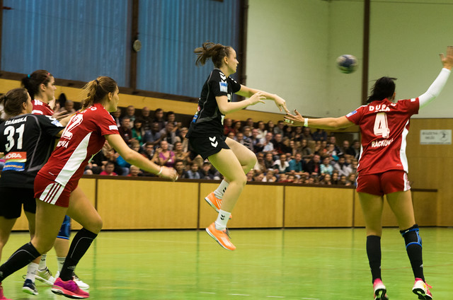 Házenkářky Zory Olomouc si na Šalu tentokrát povyskočily a po třech porážkách v přípravě ji v interlize doma opět porazily. Markéta Hurychová rozehrává jednu z akcí.