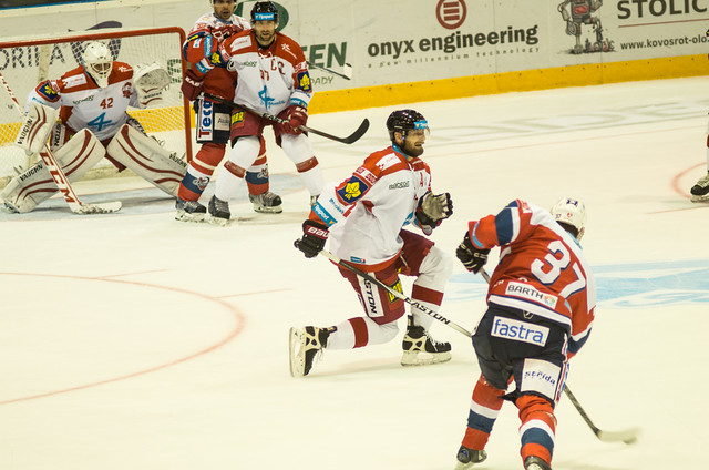 Pavel Skrbek blokuje dělovku Petra Sýkory.