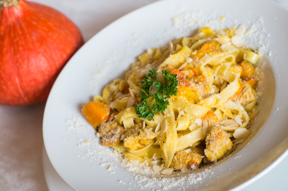 Tagliatelle s krůtími kousky a dýňovou omáčkou zasypané    
mandlovými plátky a parmazánem 