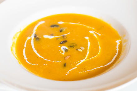 Dýňový krém zdobený restovanými dýňovými semínky 