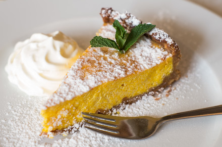 Domácí dýňový cheesecake zdobený šlehačkou