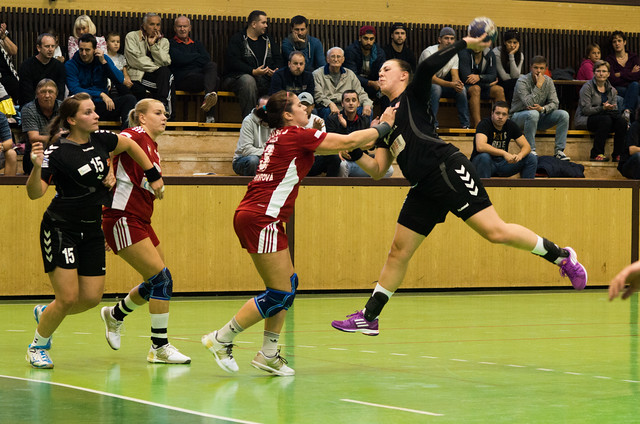 Tereza Kubáčková pálí na branku pod přísným dozorem svého otce (vlevo za Lucií Severovou). 