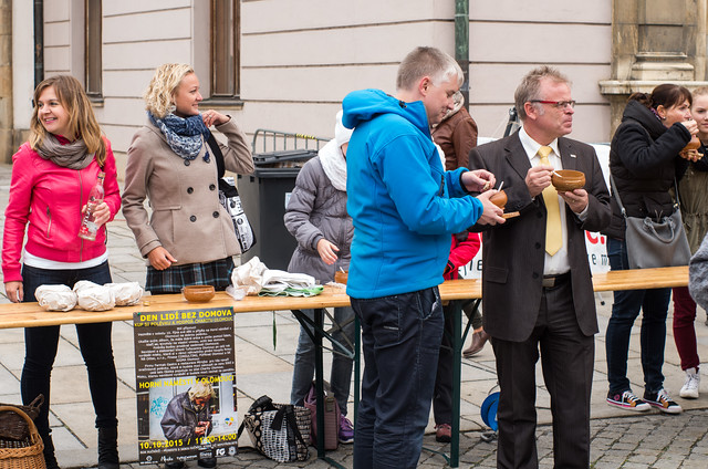 Polévku prodávali i zástupci Olomouc.cz, akci podpořili nejen kolemjdoucí, ale i lidé z radnice nebo svatebčané.