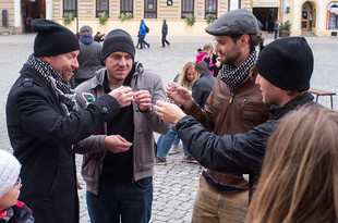 Polévka došla, a tak se na zahřátí začala podávat slivovice.