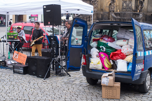 Kolemjdoucí mohli přinést také ručníky., které už nepoužívají. Těch se nasbíralo plné auto.