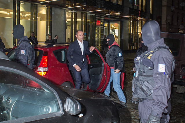 Krátce před devatenáctou hodinou policie přivezla Ivana Langera k jeho domu na ulici 8. května.