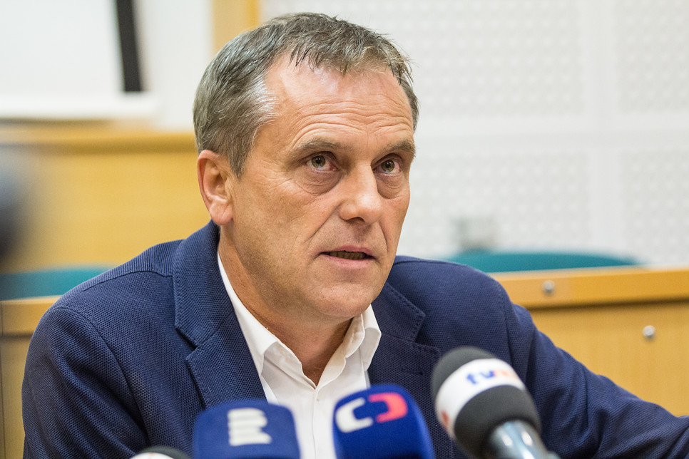 Hejtman Jiří Rozbořil při dnešní tiskové konferenci.