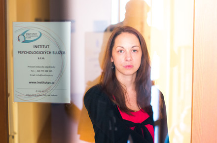 I takové může být vaše první setkání s Ivou Velkovou – ve vchodu do Institutu psychologických služeb. Najdete ho na Vodární ulici. Vaše osobní záležitosti tady zůstanou důvěrné a za zavřenými dveřmi.