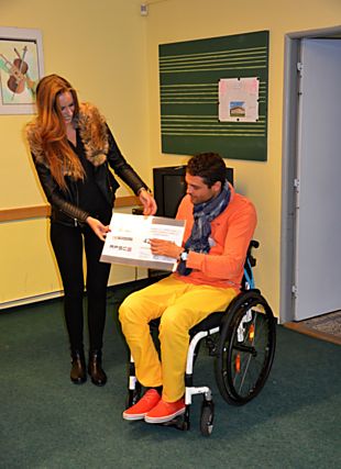 Miss středních škol Olomouckého kraje Natálie Novosadová předává šek Martinu Zachovi.