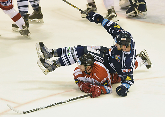 Marek Laš na ledě po souboji s vítkovickým soupeřem.