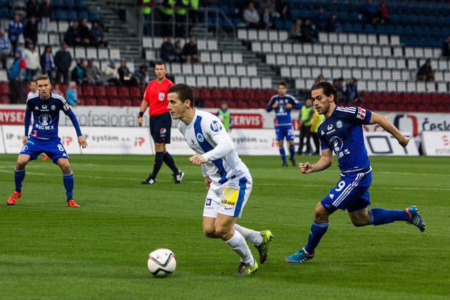 Balkánský souboj. Albánský záložník Liberce Herolind Shala uniká černohorskému záložníkovi Sigmy Denisi Canovi.