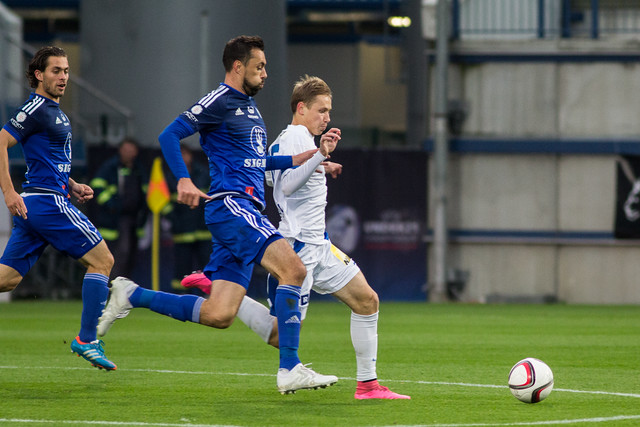 Michal Ordoš uníká ruskému záložníkovi ve službách Liberce Dmitryi Efremovovi.