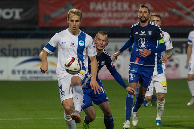 Záložník Sigmy Olomouc Pavel Moulis v souboji s libereckým stoperem Pokorným.