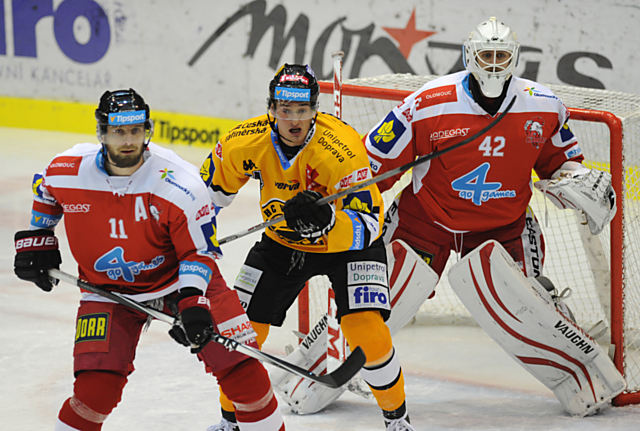 Brankář Mory Branislav Konrád a obránce Pavel Skrbek ve střehu při litvínovském útoku.