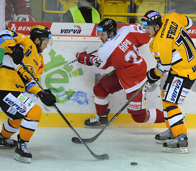 Jiří Řípa v souboji s obranou Litvínova.