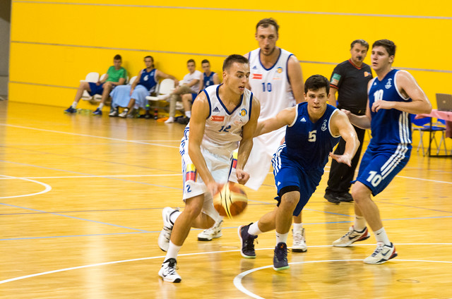 Marek Sehnal v nájezdu na koš v utkání s Ostravou.