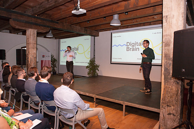 Lukáš Krčil a Martin Zdražil prezentují svůj projekt DigitalBrain