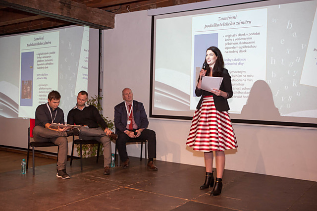 Hana Knopfová ve verších přednáší business plán projektu Knihy s duší