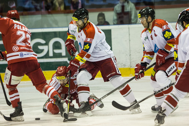 Kohouti hostí v pátek Třinec. Finalistovi se zatím letos i kvůli velké marordce zatím moc nedaří. Snad se neprobudí v Olomouci...