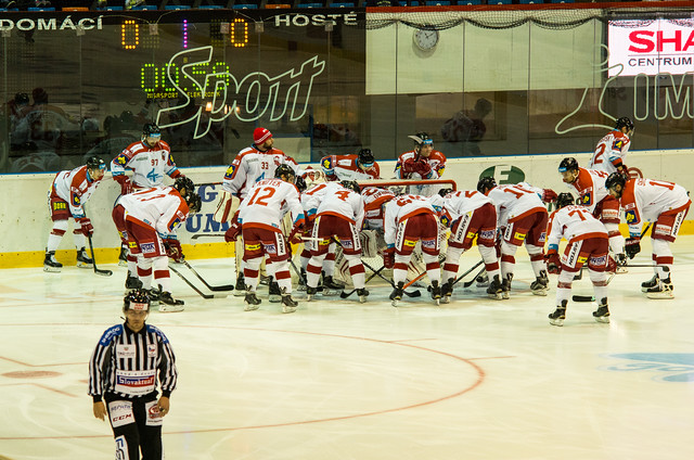 Kohouti porazili Třinec vysoko 6:0. Základem byla opět výborná defenzíva celého týmu založená na neuvěřitelném Konrádovi.