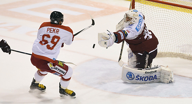 Matěj Pekr se objevil před brankářem Sparty Praha Janem Lukášem.