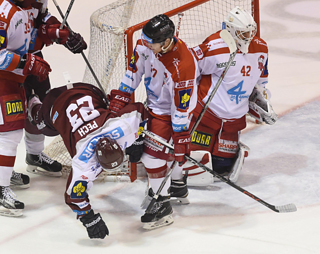 Důraz Kohoutů před Konrádem. Rašner ukázkově odklízí Pecha.