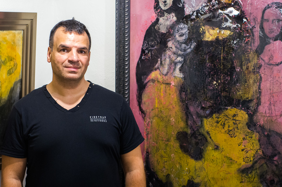 Tibor Červeňák vyrůstal v dětském domově, v Anglii pracoval jako noční uklizeč vlaků. Šel si za svým snem a stal se úspěšným malířem.