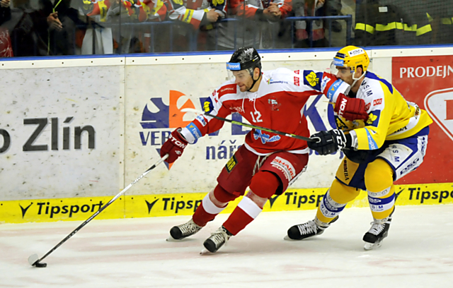 Střední útočník první formace HC Olomouc Jan Knotek bráněn slovenským reprezentantem v dresu Zlína Oldrichem Kotvanem.