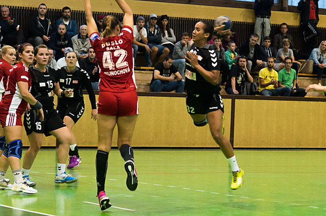 Střední spojky Anna Gebre Selassie v duelu s Duslem Šala. V Porubě podala Zora dobrý výkon, shořela však na sedmičkách.