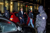 Zakuklenci, prohlídky, zadržení politikové, policisté za mřížemi... Korupční skandál. Na snímku policie veze Ivana Langera do jeho bytu.